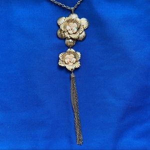 NWOT Gold Flower Tassel Necklace